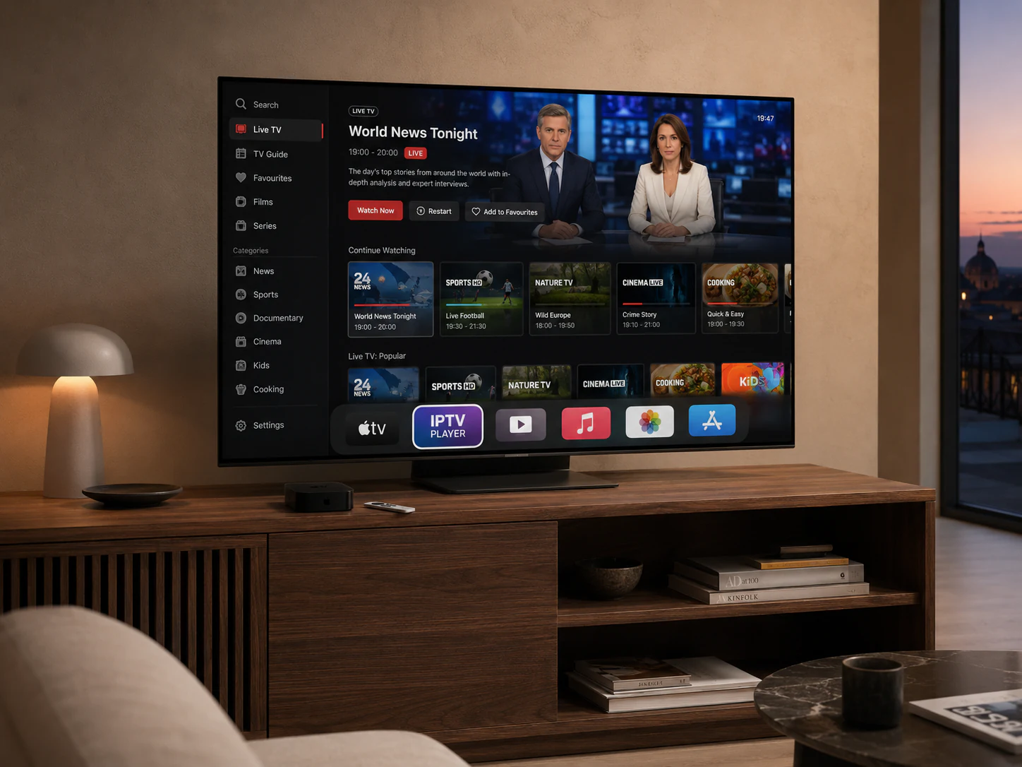 Apple TV con telecomando e applicazione IPTV aperta sul televisore